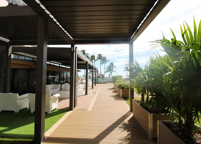 Castle 835 Oceanview Studio On Beach With Pool, Gym, Bars, And Free Parking